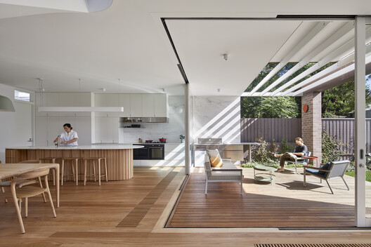Fringe Dweller Residence / Mihaly Slocombe Fringe Dweller Residence / Mihaly Slocombe - Interior Photography, Kitchen, Wood, Chair, Deck, Beam