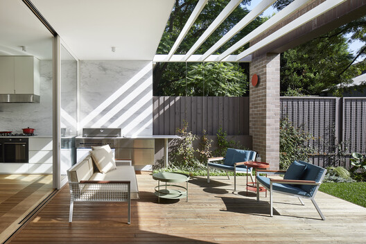 Fringe Dweller Residence / Mihaly Slocombe Fringe Dweller Residence / Mihaly Slocombe - Interior Photography, Living Room, Table, Chair, Patio, Brick, Garden, Deck