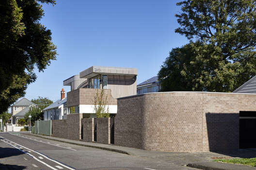Fringe Dweller Residence / Mihaly Slocombe Fringe Dweller Residence / Mihaly Slocombe - Exterior Photography, Facade, Brick, Door, Concrete