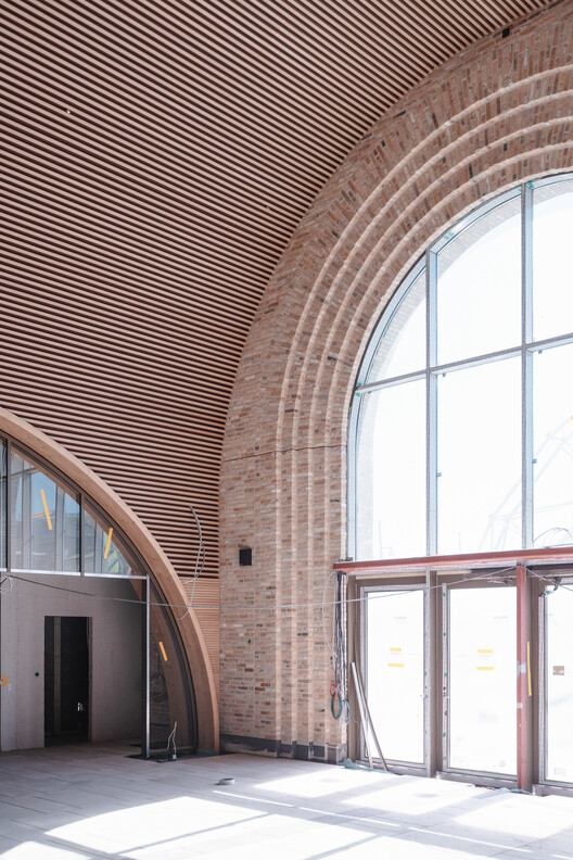 İsveç'te Reiulf Ramstad Arkitekter'in Yeni Tren İstasyonu, Yeniden Kullanılan Tuğla ve Ahşap Malzemelerle Şekillendirildi - Resim 9/20