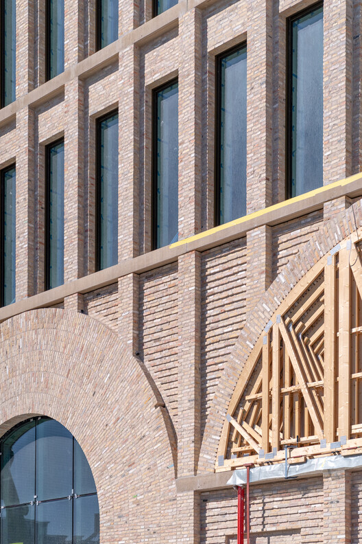 İsveç'te Reiulf Ramstad Arkitekter'in Yeni Tren İstasyonu, Yeniden Kullanılan Tuğla ve Ahşap Malzemelerle Şekillendirildi - Resim 4/20