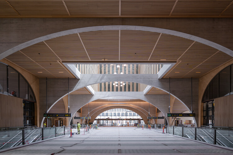 İsveç'te Reiulf Ramstad Arkitekter'in Yeni Tren İstasyonu, Yeniden Kullanılan Tuğla ve Ahşap Malzemelerle Şekillendirildi - Resim 6/20