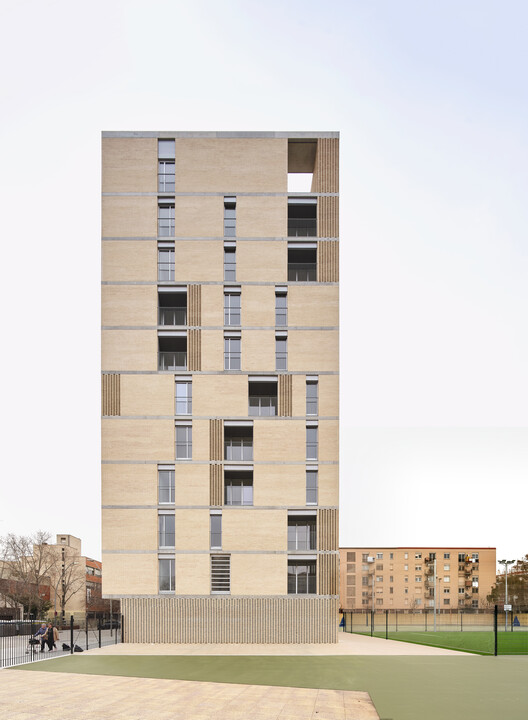 Social Atrium — 54 viviendas sociales en el Besòs / Peris+Toral.arquitectes - Fotografía exterior, Vivienda Social