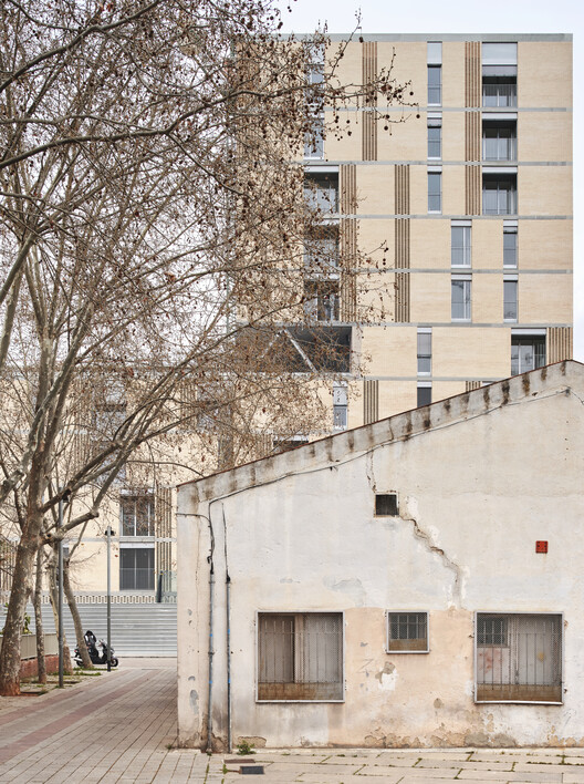 Social Atrium — 54 Social Housing Units in Besòs / Peris+Toral.arquitectes Social Atrium — 54 Social Housing Units in Besòs / Peris+Toral.arquitectes - Exterior Photography, Concrete