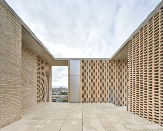 Social Atrium — 54 Social Housing Units in Besòs / Peris+Toral.arquitectes Social Atrium — 54 Social Housing Units in Besòs / Peris+Toral.arquitectes - Image 4 of 21