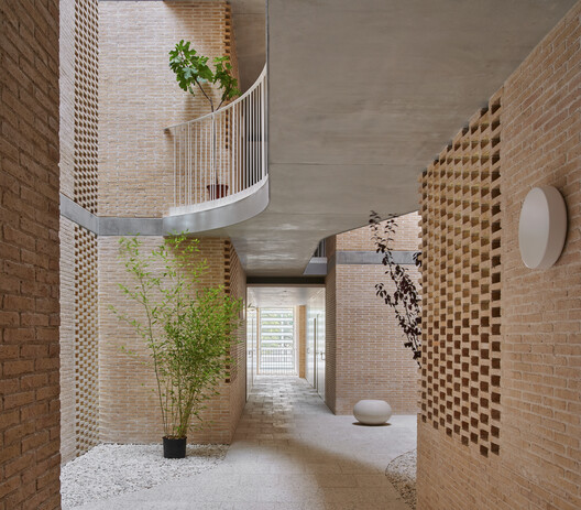Social Atrium — 54 Social Housing Units in Besòs / Peris+Toral.arquitectes Social Atrium — 54 Social Housing Units in Besòs / Peris+Toral.arquitectes - Interior Photography, Wood