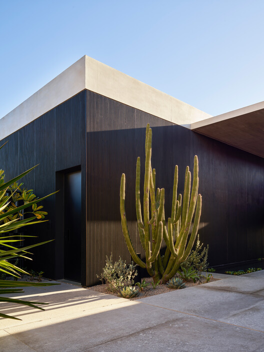 Casa Loto / Ezequiel Farca Studio