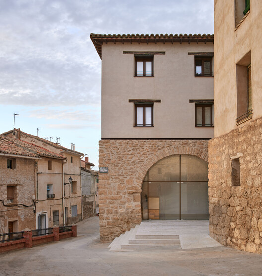 Rehabilitation of the Orrios Exchange building / Oscar Escuder Arquitectura Rehabilitation of the Orrios Exchange building / Oscar Escuder Arquitectura - Exterior Photography, Arch, Brick, Concrete, Arcade