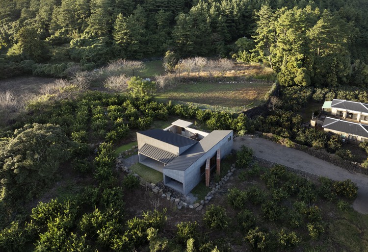 Casa sob Jeoji Oreum / a root architecture - Fotografia de Exterior, Casas