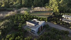 Beneath Jeoji Oreum House / a root architecture