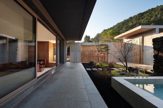 Beneath Jeoji Oreum House / a root architecture Beneath Jeoji Oreum House / a root architecture - Image 8 of 20