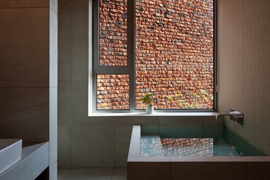 Beneath Jeoji Oreum House / a root architecture Beneath Jeoji Oreum House / a root architecture - Interior Photography, Bathroom, Glass, Bathtub