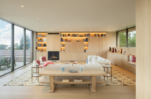Casa High Bluff / Mapos Casa High Bluff / Mapos - Fotografía interior, Madera, Estanterías, Mesas, Iluminación, Sillas