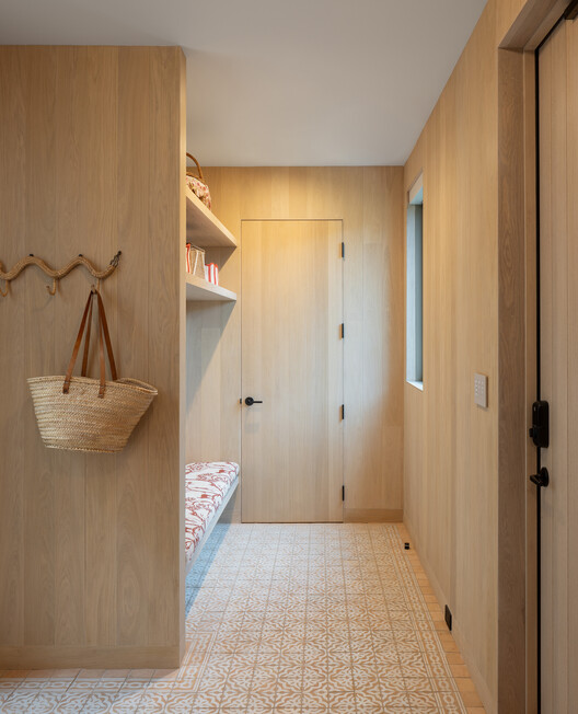 Casa High Bluff / Mapos Casa High Bluff / Mapos - Fotografía interior, Armarios, Madera, Iluminación