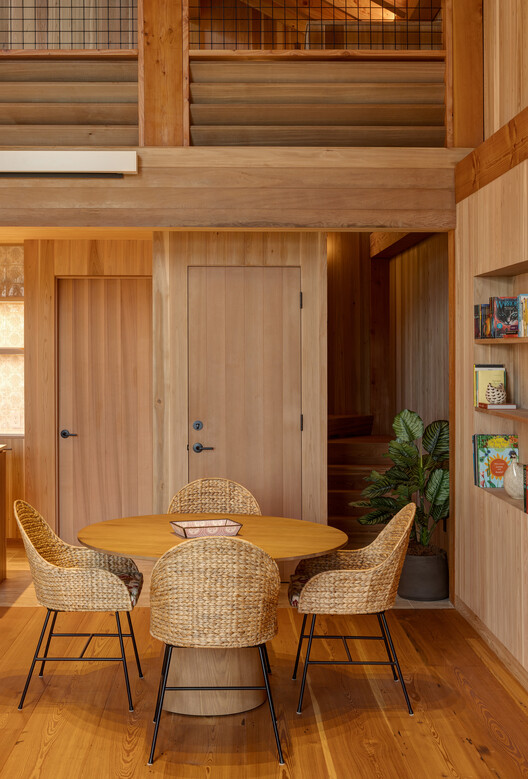 Casa High Bluff / Mapos Casa High Bluff / Mapos - Fotografía interior, Madera, Sillas