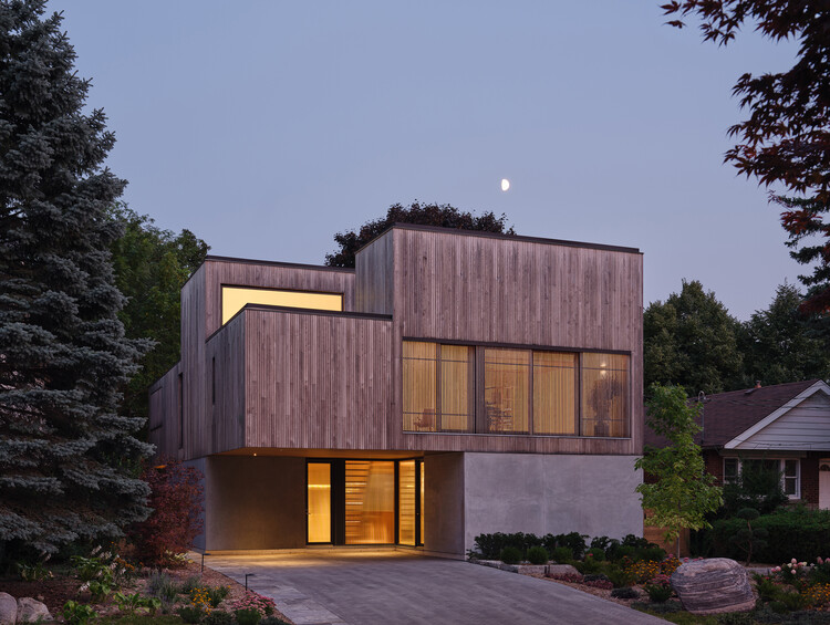 House of Monitors / Williamson Williamson