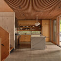 House of Monitors / Williamson Williamson - Fotografía interior, Casas, Cocina, Encimera, Sillas