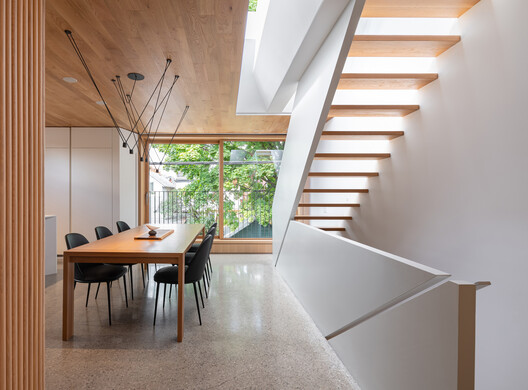 Garden Laneway House / Williamson Williamson Garden Laneway House / Williamson Williamson - Fotografia de Interiores, Sala de Jantar, Madeira, Escada, Cadeira, Corrimão