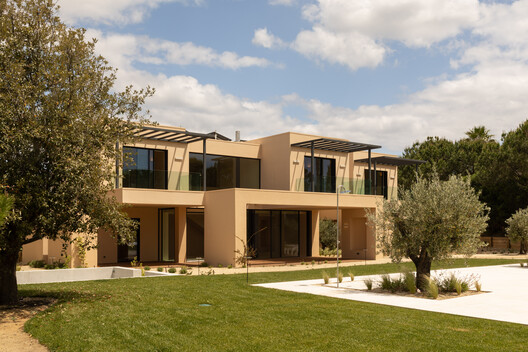 Tróia 37 House / Fragmentos Tróia 37 House / Fragmentos - Exterior Photography, Facade, Balcony, Courtyard