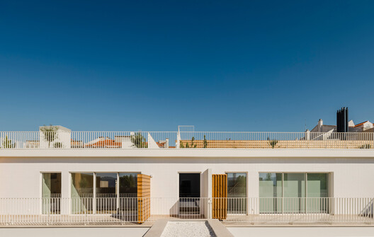 Junqueira 307 Apartments / Fragmentos Junqueira 307 Apartments / Fragmentos - Exterior Photography, Balcony, Handrail