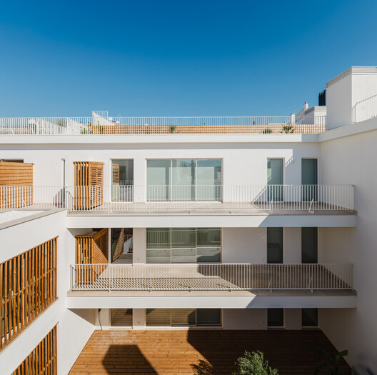 Junqueira 307 Apartments / Fragmentos Junqueira 307 Apartments / Fragmentos - Exterior Photography, Balcony