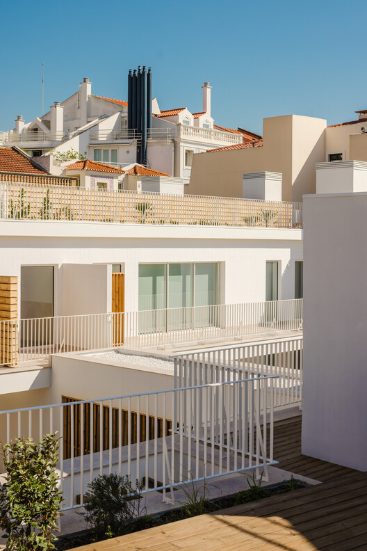 Junqueira 307 Apartments / Fragmentos Junqueira 307 Apartments / Fragmentos - Exterior Photography, Balcony, Handrail