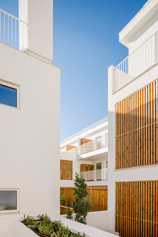 Junqueira 307 Apartments / Fragmentos Junqueira 307 Apartments / Fragmentos - Exterior Photography, Balcony