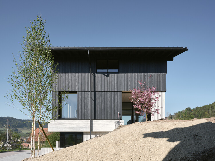 House on Concrete Walls / dolmus Architekten - Exterior Photography, Residential Interiors