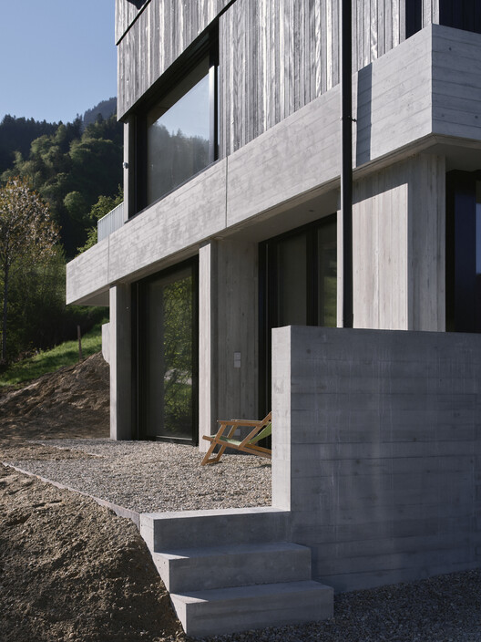 House on Concrete Walls / dolmus Architekten House on Concrete Walls / dolmus Architekten - Exterior Photography, Wood, Concrete