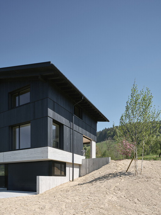 House on Concrete Walls / dolmus Architekten House on Concrete Walls / dolmus Architekten - Exterior Photography, Concrete