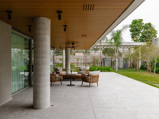 Tomaz Building / IDEIA1 Tomaz Building / IDEIA1 - Interior Photography, Column, Concrete, Balcony, Courtyard