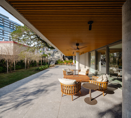 Tomaz Building / IDEIA1 Tomaz Building / IDEIA1 - Interior Photography, Dining room, Wood, Chair, Balcony, Patio, Courtyard
