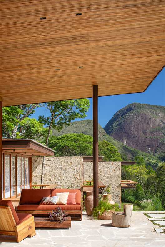 Pedra Azul House / Escala Arquitetura Pedra Azul House / Escala Arquitetura - Exterior Photography, Wood, Patio, Deck, Chair, Beam