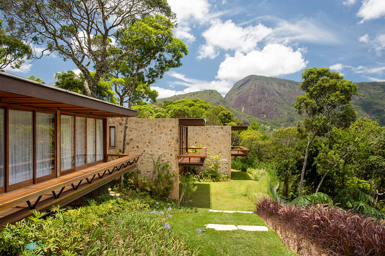 Casa Pedra Azul / Escala Arquitetura - Fotografía exterior, Jardín