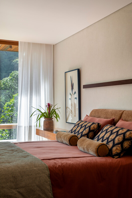 Pedra Azul House / Escala Arquitetura Pedra Azul House / Escala Arquitetura - Interior Photography, Bedroom, Bed, Wood, Sofa, Lighting