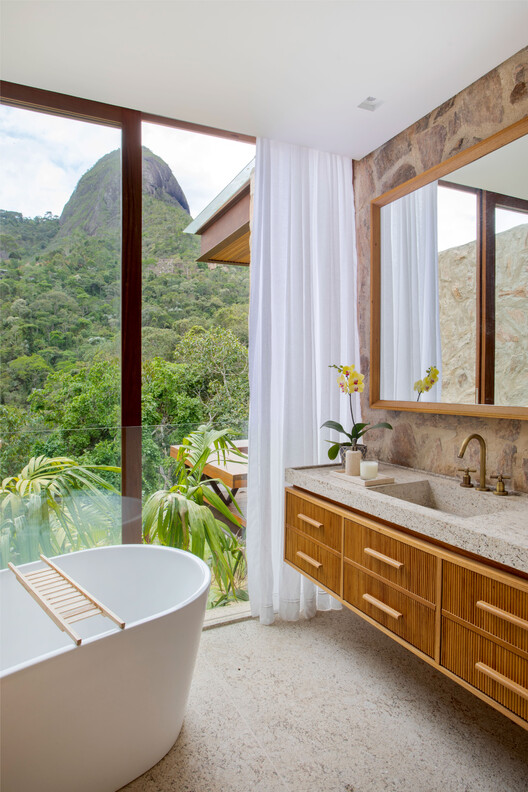 Pedra Azul House / Escala Arquitetura Pedra Azul House / Escala Arquitetura - Interior Photography, Bathroom, Wood, Sink, Bathtub, Countertop