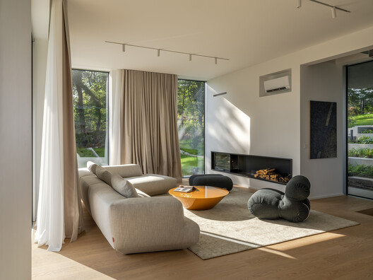 Curious House / FORVM Curious House / FORVM - Fotografía interior, Sala de estar, Sillones, Madera, Sillas