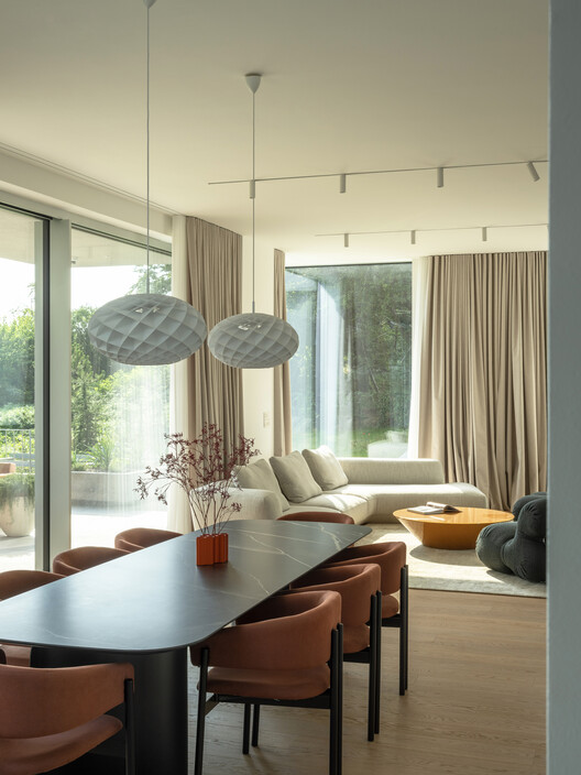 Curious House / FORVM Curious House / FORVM - Fotografía interior, Comedor, Madera, Mesas, Sillas, Iluminación, Sillones
