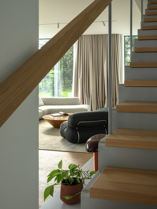 Curious House / FORVM Curious House / FORVM - Fotografía interior, Escaleras, Madera, Sillas, Barandas