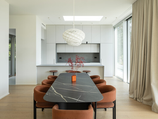 Curious House / FORVM Curious House / FORVM - Fotografía interior, Comedor, Mesas, Madera, Sillas, Iluminación