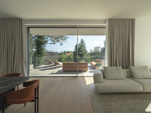 Curious House / FORVM Curious House / FORVM - Fotografía interior, Sala de estar, Sillas