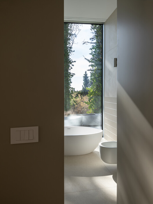 Curious House / FORVM Curious House / FORVM - Fotografía interior, Baño, Concreto, Tinas, Inodoros
