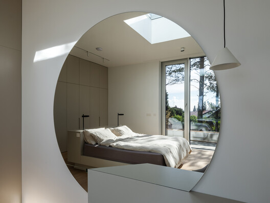 Curious House / FORVM Curious House / FORVM - Fotografía interior, Dormitorio, Iluminación, Camas