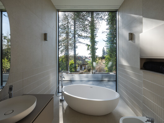 Curious House / FORVM Curious House / FORVM - Fotografía interior, Baño, Tinas, Iluminación, Tarjas, Vidrio