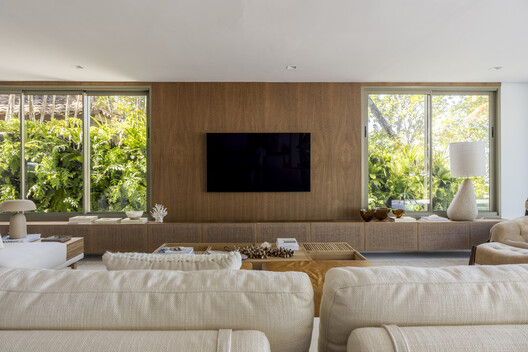 ADS House / VOA Arquitetura ADS House / VOA Arquitetura - Interior Photography, Sofa, Wood, Lighting, Table