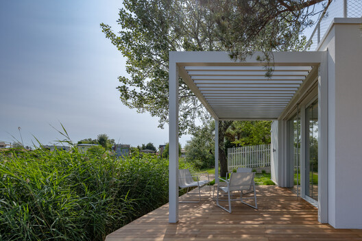 Cabins at the Tip, Sunny Lakes, Senec / ER Atelier Cabins at the Tip, Sunny Lakes, Senec / ER Atelier - Exterior Photography, Garden, Deck, Patio, Balcony