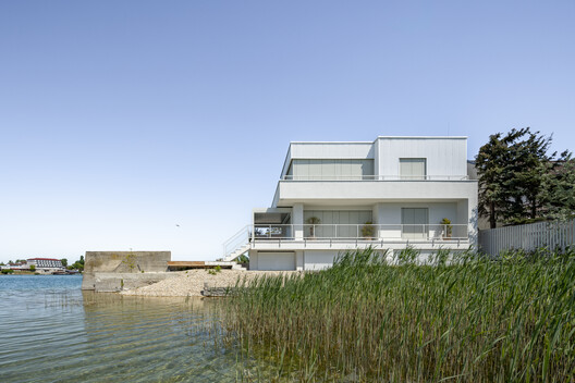 Cabins at the Tip, Sunny Lakes, Senec / ER Atelier Cabins at the Tip, Sunny Lakes, Senec / ER Atelier - Exterior Photography, Balcony