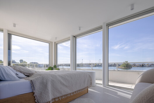 Cabins at the Tip, Sunny Lakes, Senec / ER Atelier Cabins at the Tip, Sunny Lakes, Senec / ER Atelier - Interior Photography, Bedroom, Balcony