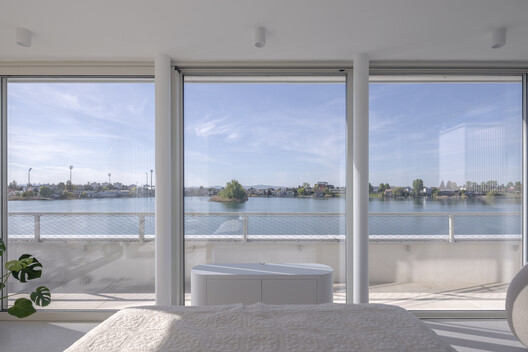 Cabins at the Tip, Sunny Lakes, Senec / ER Atelier Cabins at the Tip, Sunny Lakes, Senec / ER Atelier - Interior Photography, Balcony