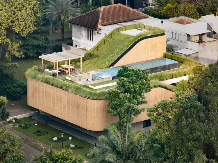 Split Mass Residence / K-Thengono Design Studio